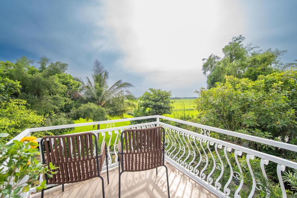 Un balcón o terraza en Rice field view 3BR home with Jacuzzie - Nexflit premium free