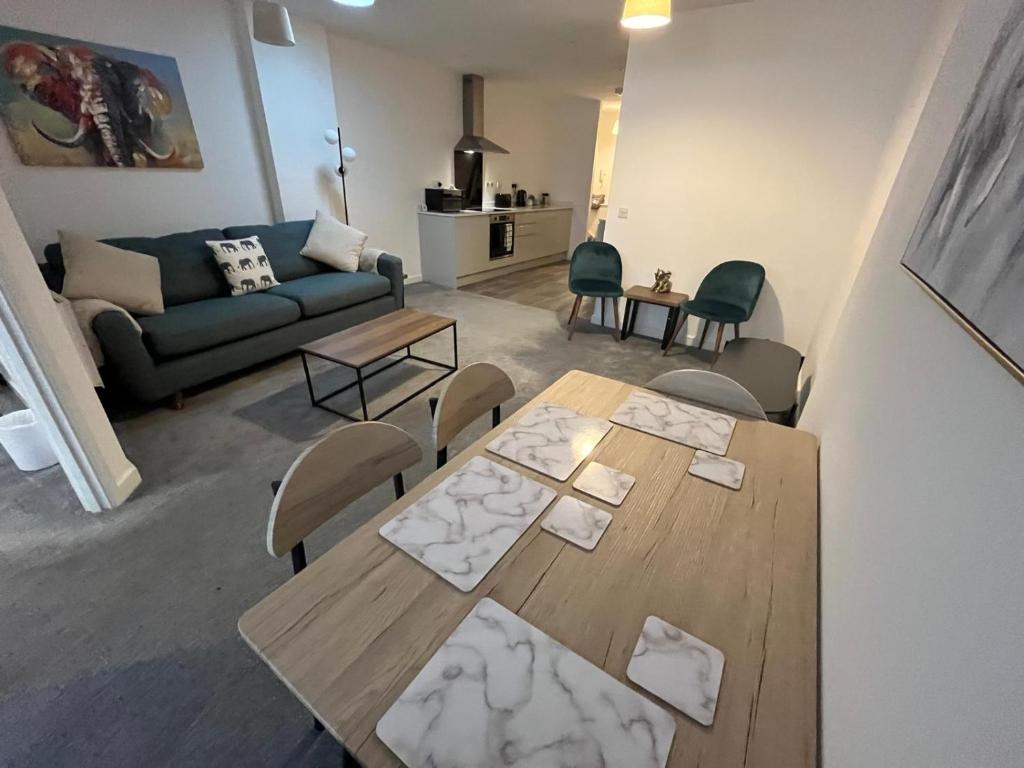 ein Wohnzimmer mit Tisch und Couch in der Unterkunft Hunters House Flat 6 Sleeps 3 long stays Free Wi-Fi in Swindon