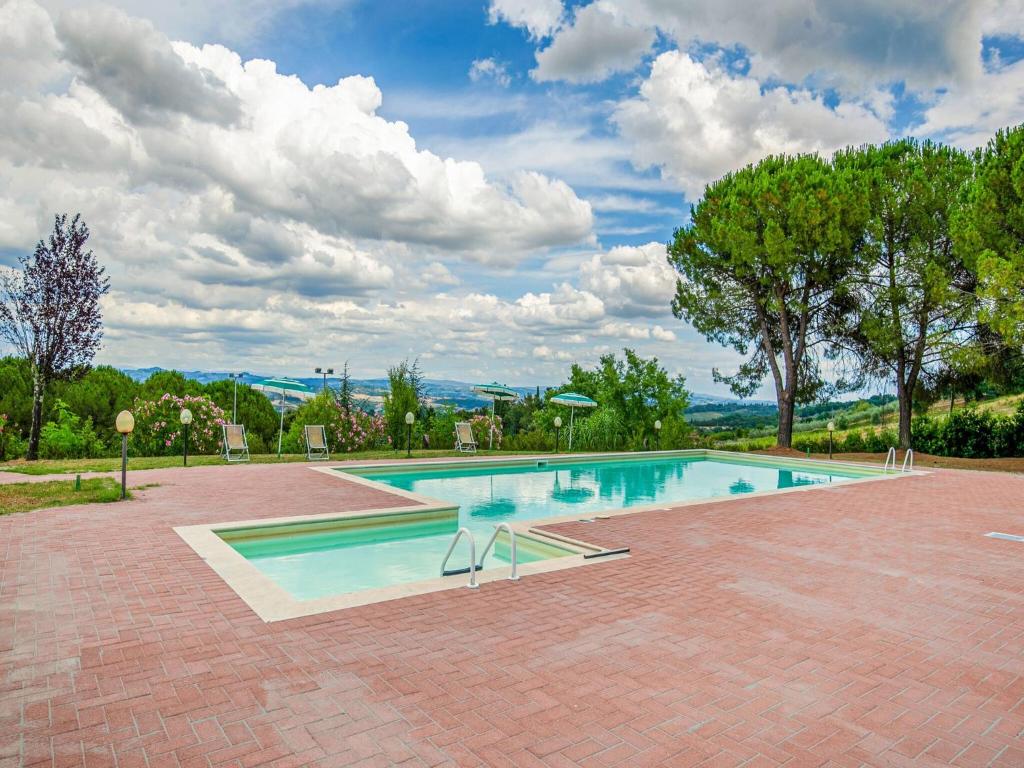 una gran piscina en un patio de ladrillo en Idyllic Farmhouse in Gambassi Terme-Fi with Swimming Pool, en Querce