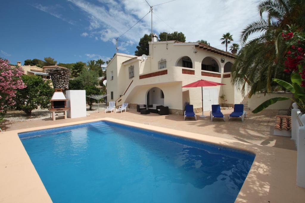 モライラにあるMiquel - pretty holiday property with garden and private pool in Morairaの家の前の大型スイミングプール