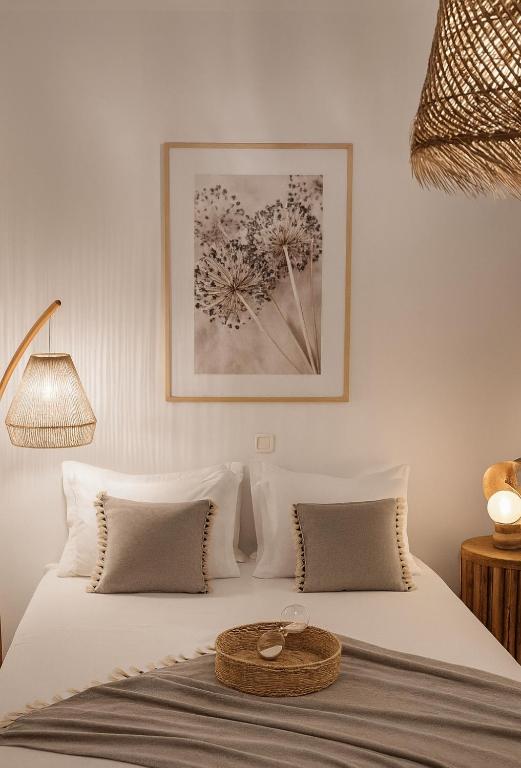 ein Schlafzimmer mit zwei Betten und einem Bild an der Wand in der Unterkunft YouGa Nest in Vívlos