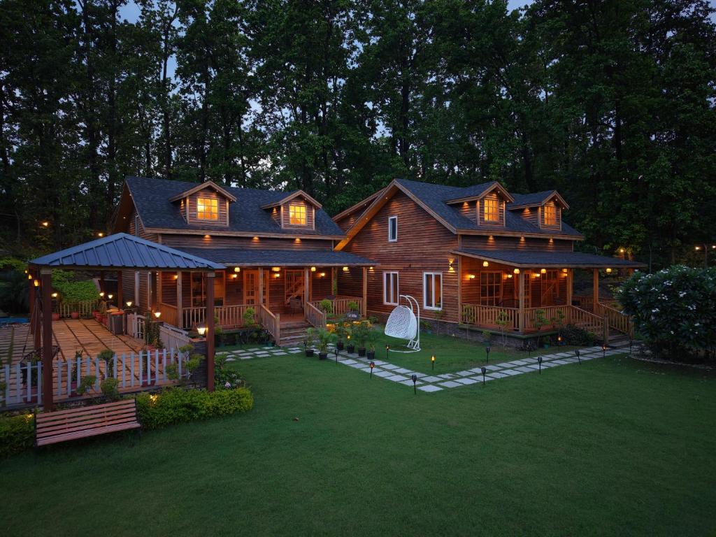 ein großes Holzhaus mit Beleuchtung in der Unterkunft SaffronStays The Woods - Pine Villa in Dehradun
