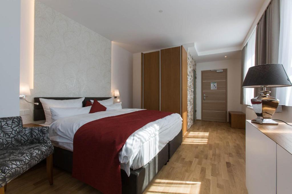 Postel nebo postele na pokoji v ubytování Hotel am Schrannenplatz