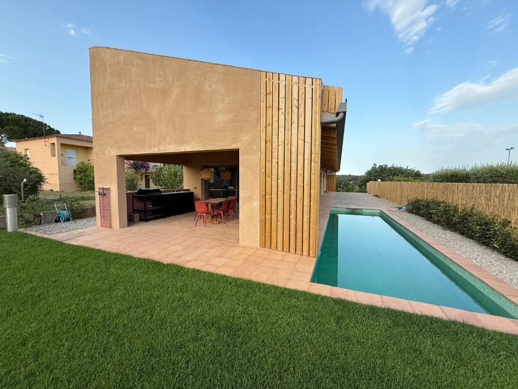 ein modernes Haus mit Pool im Hof in der Unterkunft Empordà Soul, casa rural moderna con piscina in San Miguel de Fluviá