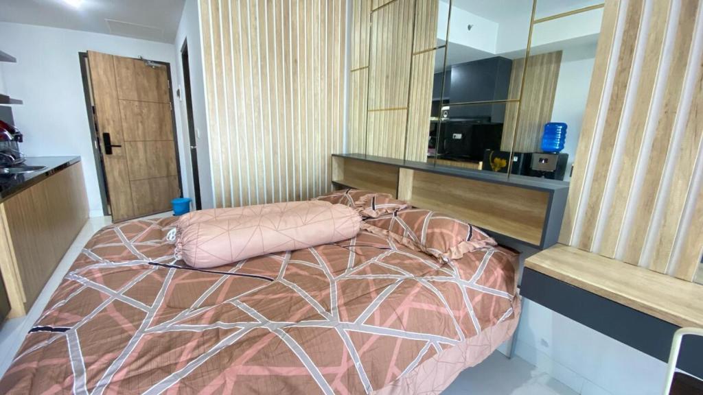 En eller flere senge i et værelse på Apartemen Delft Unit 1839 By Millpro