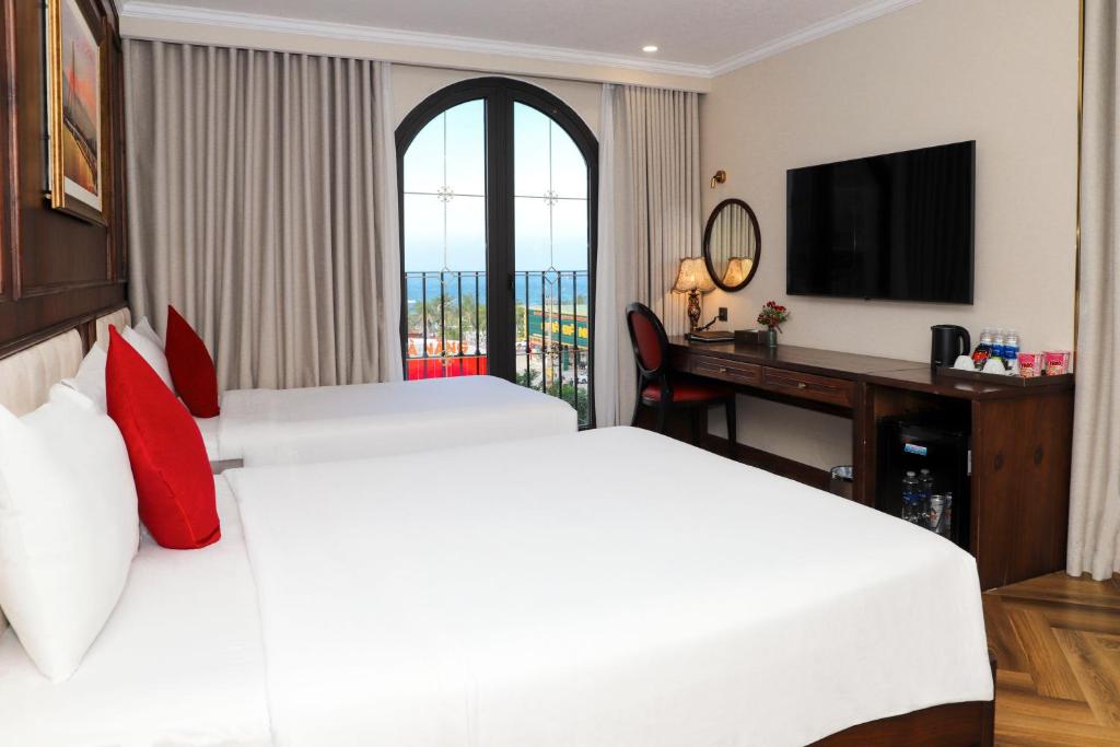 Special Offer - Triple Room with Partial Sea View