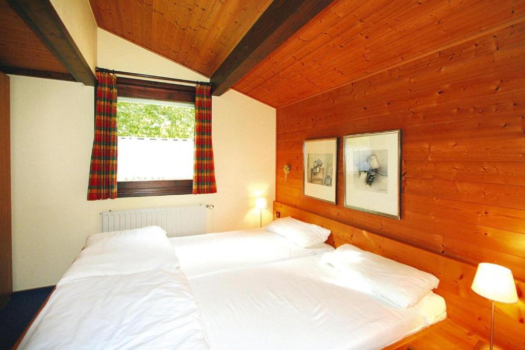 ein Schlafzimmer mit zwei Betten und einem Fenster in der Unterkunft Holiday resort Öfingen, Bad Dürrheim in Bad Dürrheim