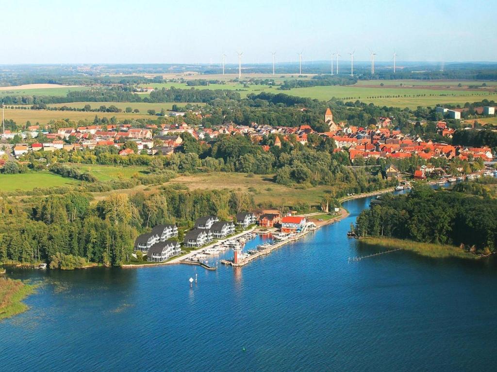 een luchtzicht op een rivier met een stad bij Apartment Hafenflair am Plauer See, Plau am See in Plau am See