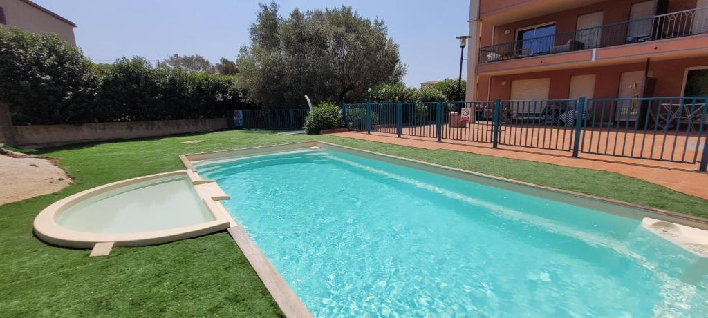 Bazén v ubytování T2 Port de Porto Vecchio 4 pers vue Montagne nebo v jeho okolí