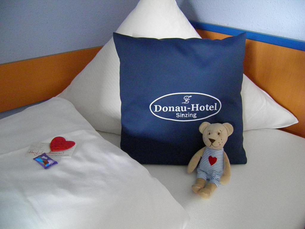 Postel nebo postele na pokoji v ubytování Donau-Hotel