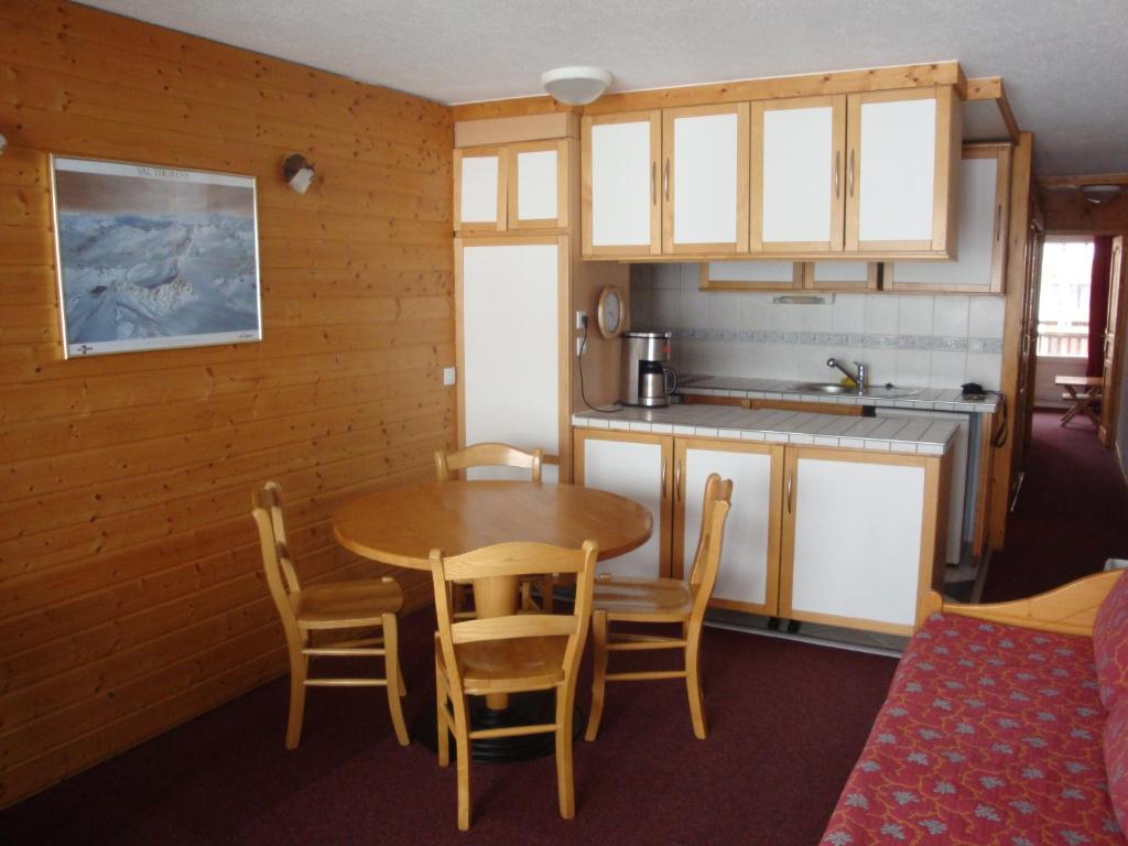 Kuchyň nebo kuchyňský kout v ubytování Appartements in Roc de Peclet by PiaundDirk
