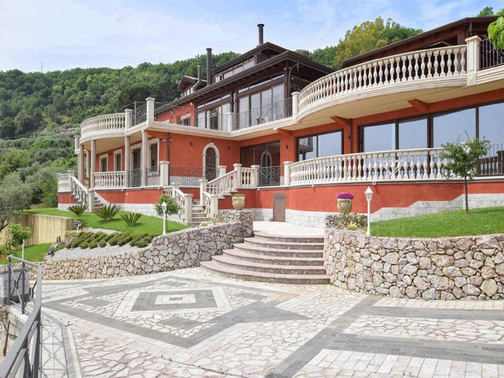 ジョイオーザ・マレーアにあるVilla with private indoor sauna in Sicilyの石壁の大家