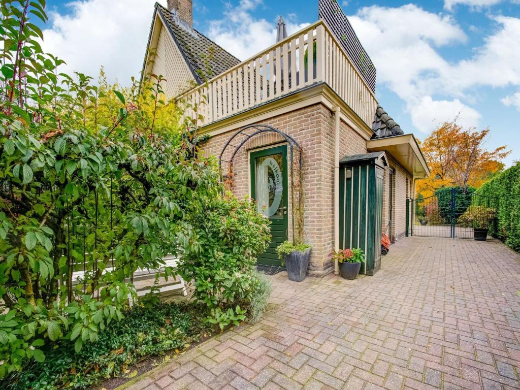 Το κτήριο όπου στεγάζεται  το διαμέρισμα