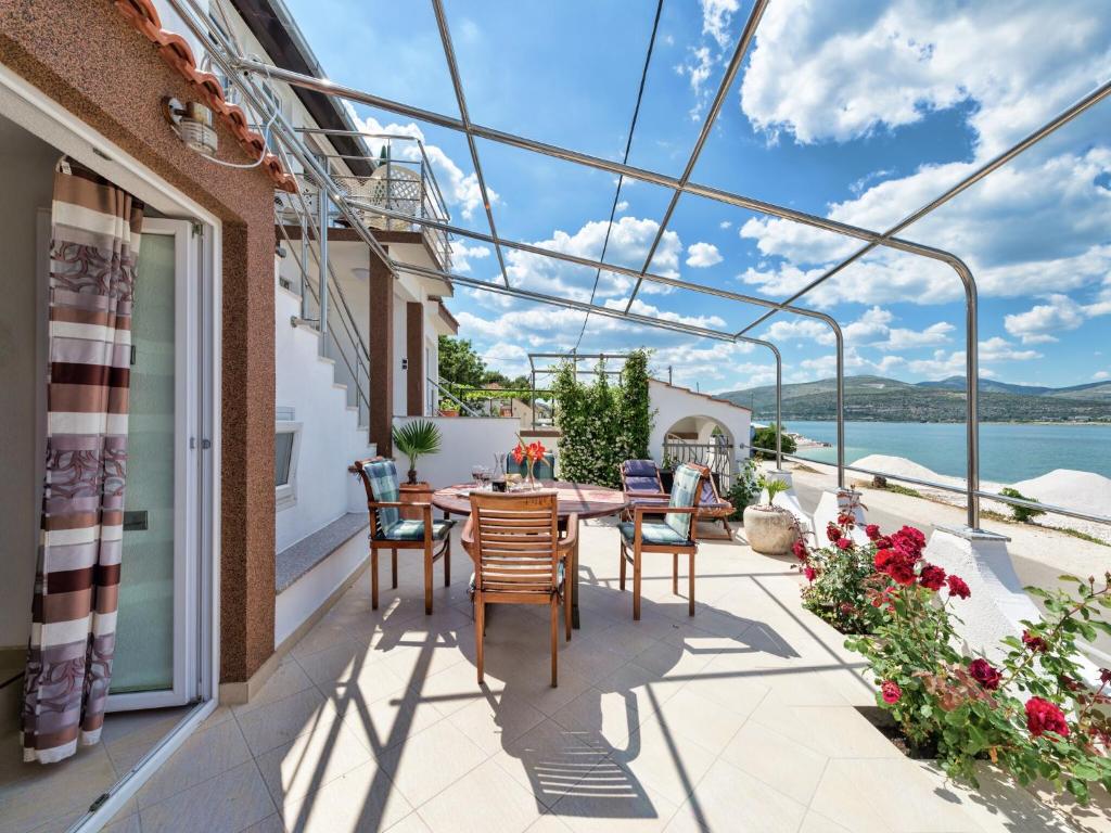 Luxurious Holiday Home in Arbanija with Jacuzzi