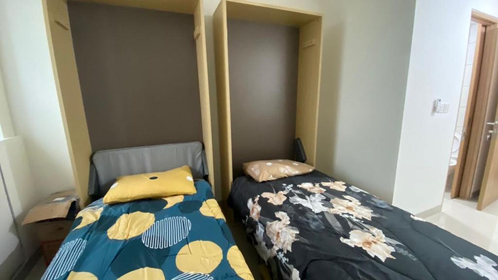 a small room with a bed and a bed sidx sidx sidx at Bandaraya Apartment Tallasa City 10B21 By Millpro in Pacinongong
