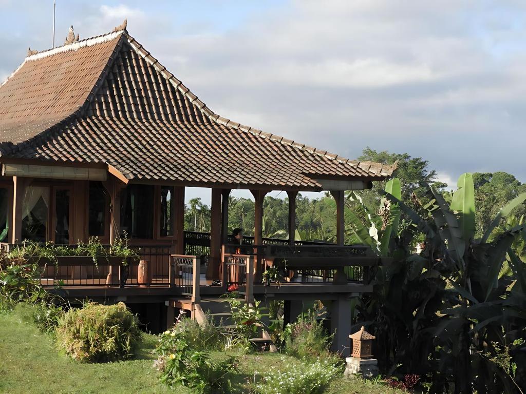 PenebelにあるRumah Pacungの庭園内の屋根付き展望台