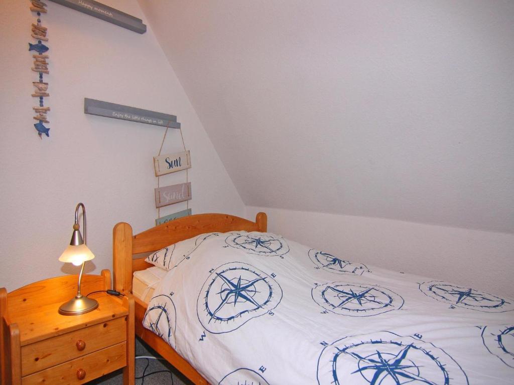 une chambre avec un lit et une lampe sur une commode dans l'établissement Holiday complex Wenkendorf, Fehmarn-Wenkendorf, à Wenkendorf