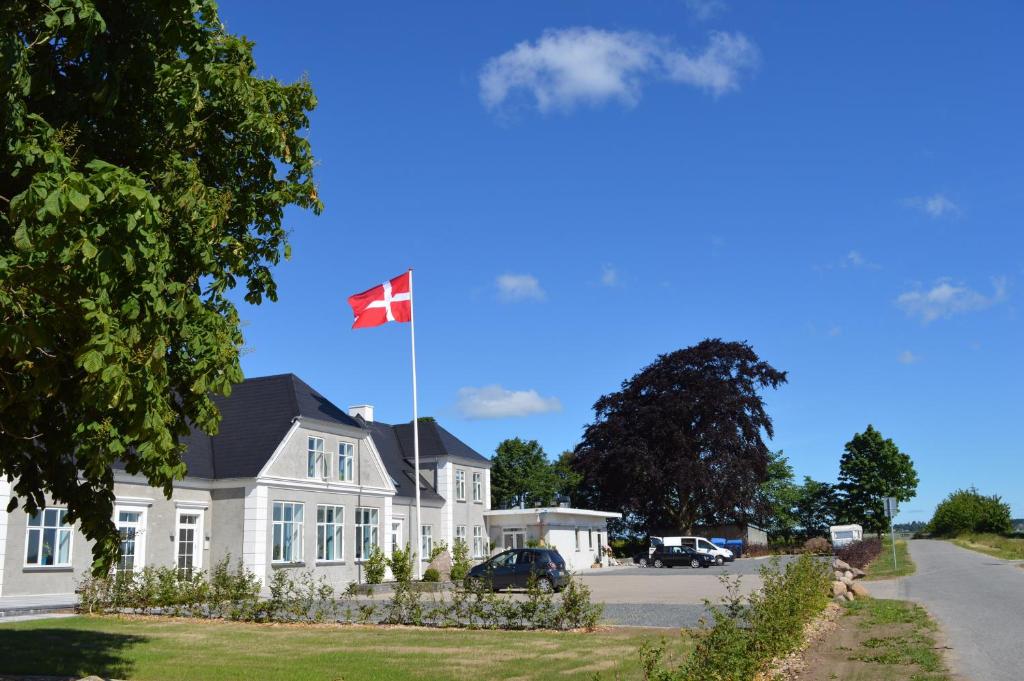 uma casa com uma bandeira canadiana à sua frente em Femhøj em Jægerspris