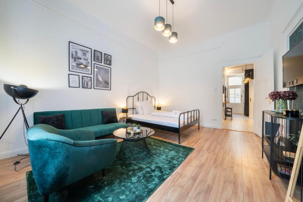 ブダペストにあるGreen Greguss Calm Chic w AC by M2 Metroのソファとテーブルのあるリビングルーム