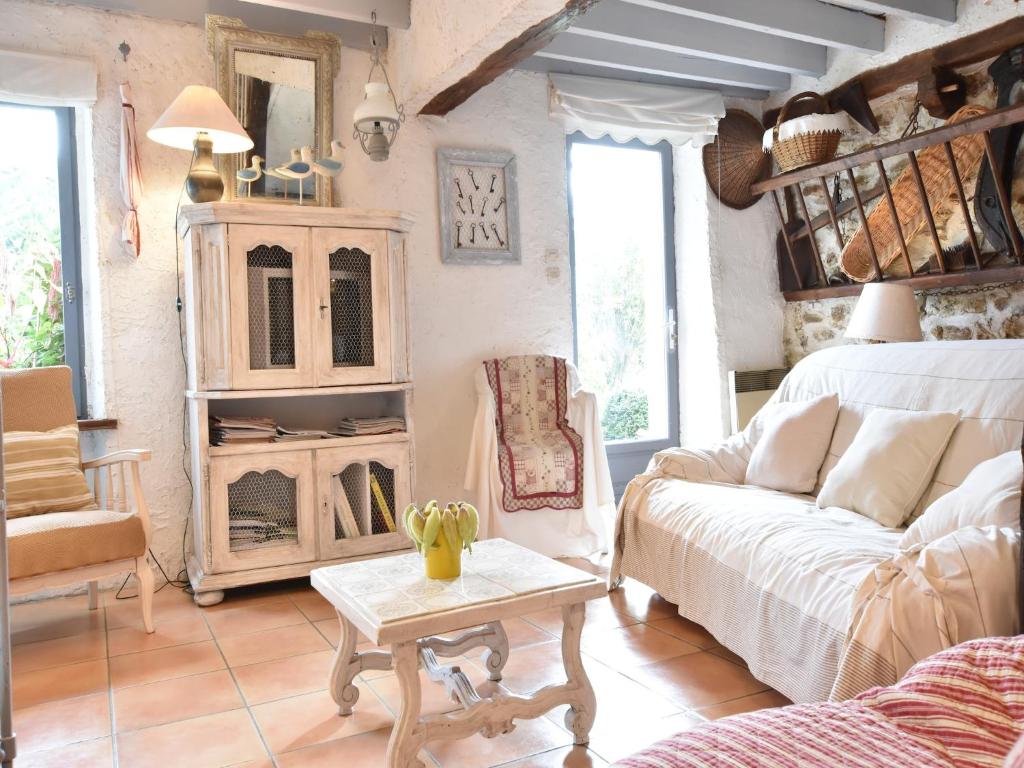 Χώρος καθιστικού στο Charming Gîte in France for a Private Getaway