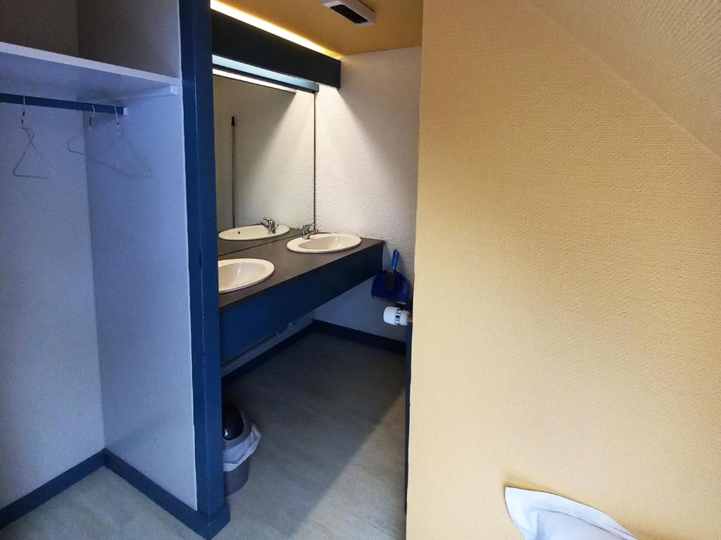 Auberge de Jeunesse HI Saint-Brieuc - 四人间 - 共用浴室