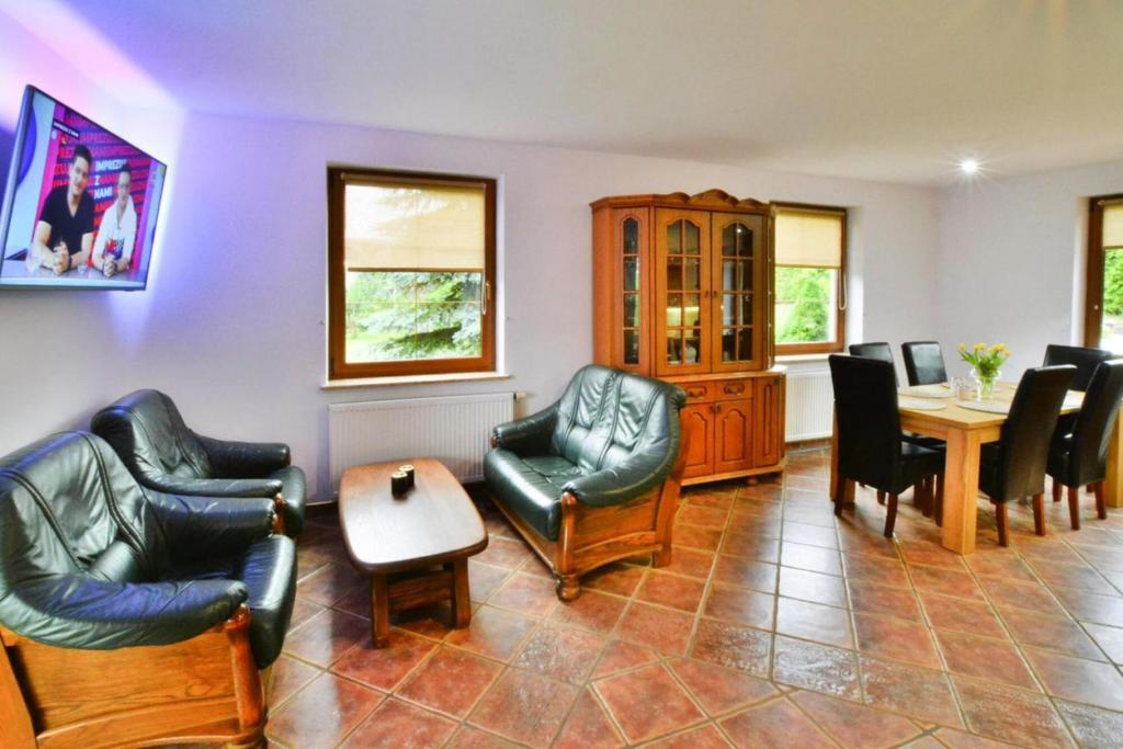 ZegocinoにあるComfortable holiday villa, Święcianowoの革張りの椅子とテーブルのあるリビングルーム
