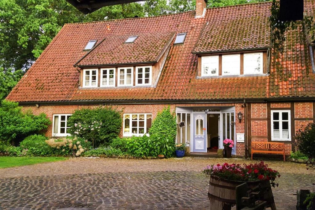 ein Backsteinhaus mit rotem Dach in der Unterkunft Ferienwohnung in Dorfmark in Dorfmark