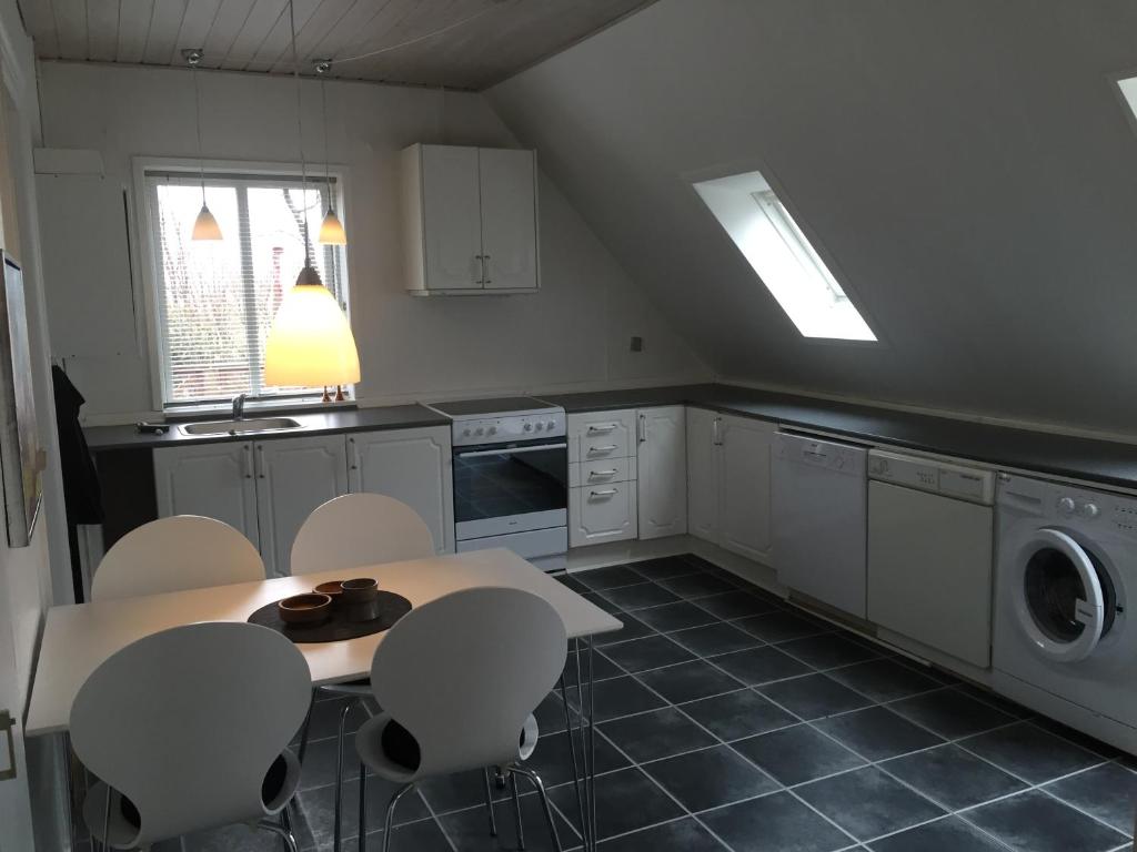 Havndal的住宿－Kondrupgaard，厨房配有桌椅