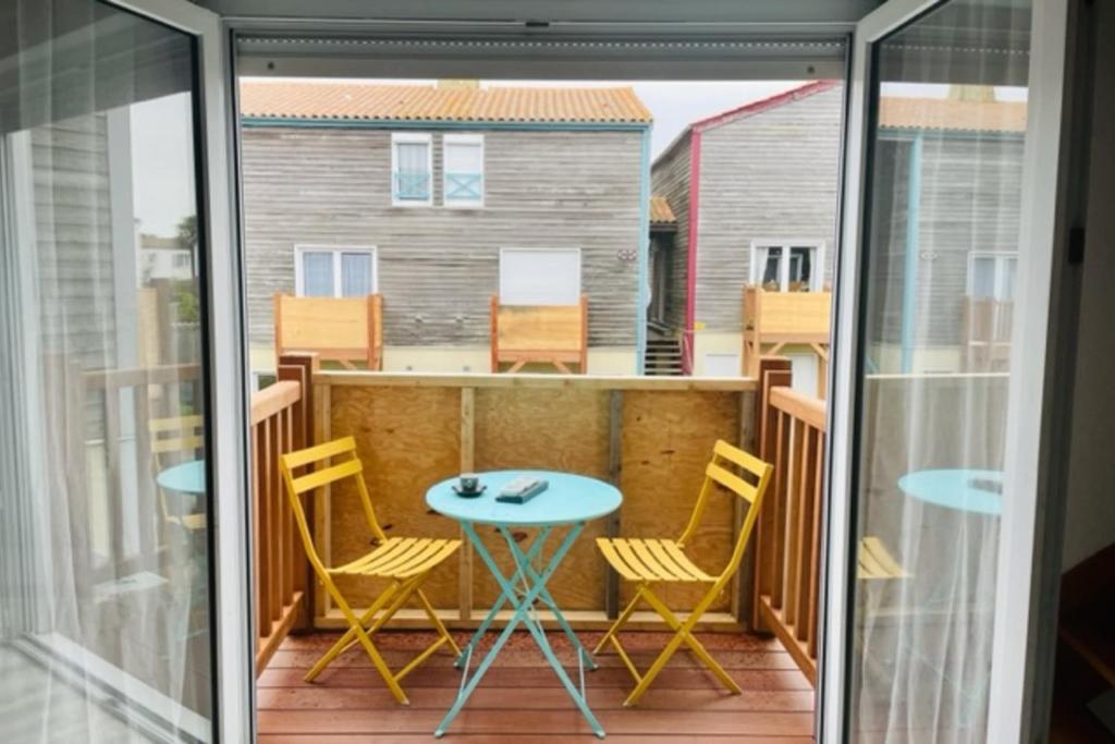 Galeriebild der Unterkunft Bright apt with nice balcony - near beach in La Rochelle