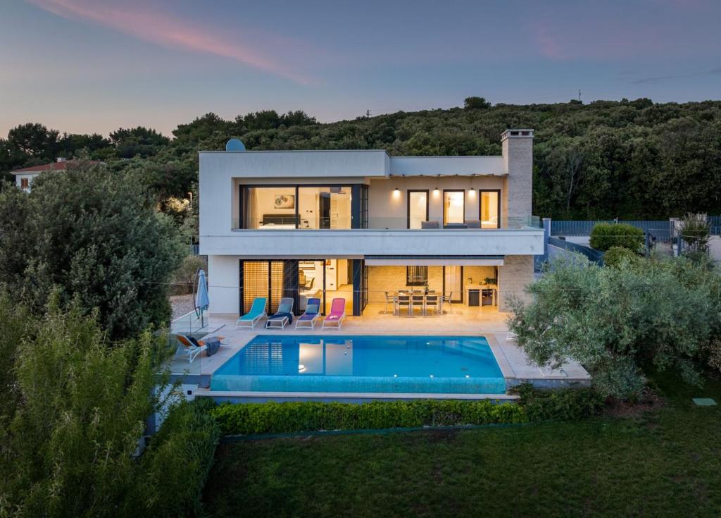 una casa con una piscina di fronte di Villa Sara a Vrsar