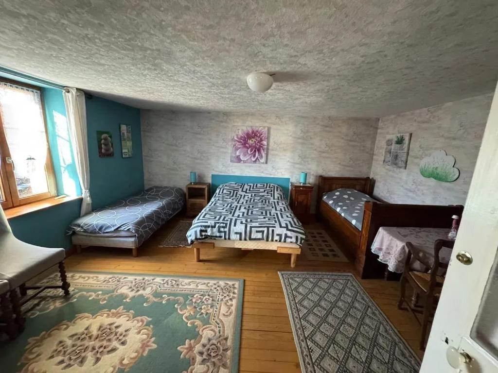Ένα ή περισσότερα κρεβάτια σε δωμάτιο στο Maison à Fougerolles-Saint-Valbert avec jardin