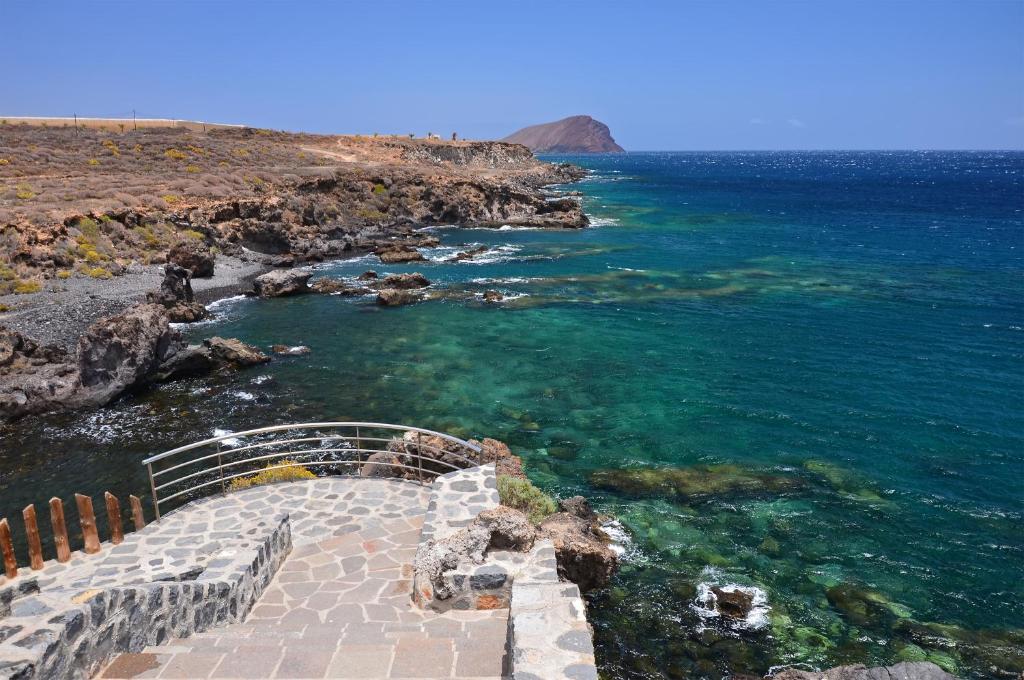 Una vista del océano desde un acantilado con el agua. en Terrace of Peace view over the Ocean, en San Miguel de Abona