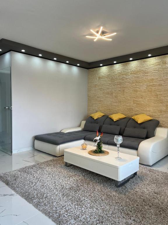 un salon avec un canapé et une table basse dans l'établissement Gemütliche Ferienwohnung 479 im Panoramic Hohegeiß Braunlage mit Pool und Sauna, à Braunlage