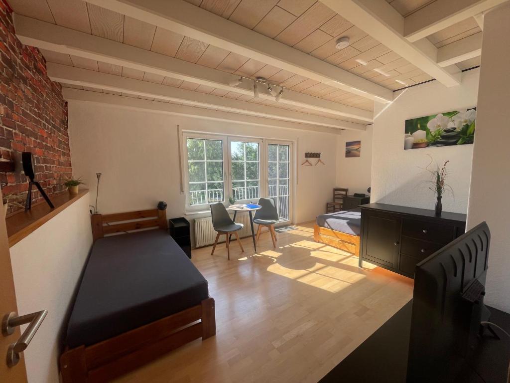 a bedroom with a bed and a desk in a room at Schönes Ferienhaus&Monteurzimmer direkt in Lich, ruhige&zentrale Lage in Lich