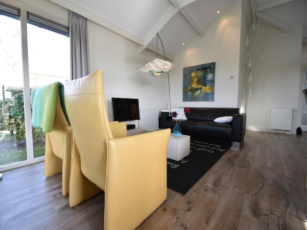 Μια τηλεόραση ή/και κέντρο ψυχαγωγίας στο Holiday Home in Kattendijke near Scheldt