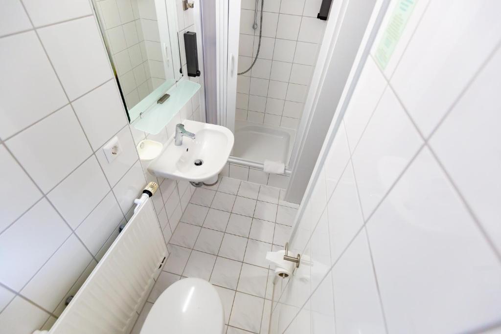 Euro Inn - Hotel - Double Room With Private Bathroom