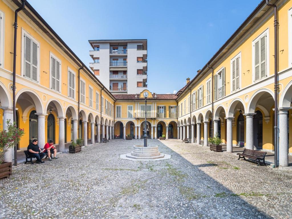 une cour avec une fontaine au milieu d'un bâtiment dans l'établissement Stay in Verbania Pallanza, à Verbania