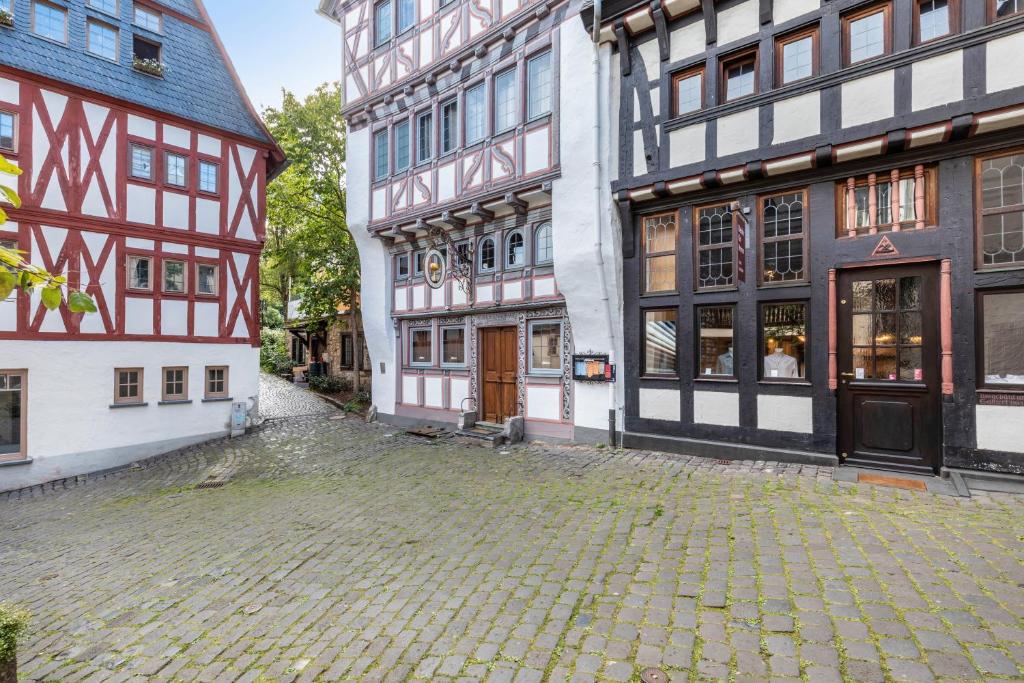 una calle adoquinada en un casco antiguo con edificios en Werner-Senger-Haus Limburg, en Limburg an der Lahn