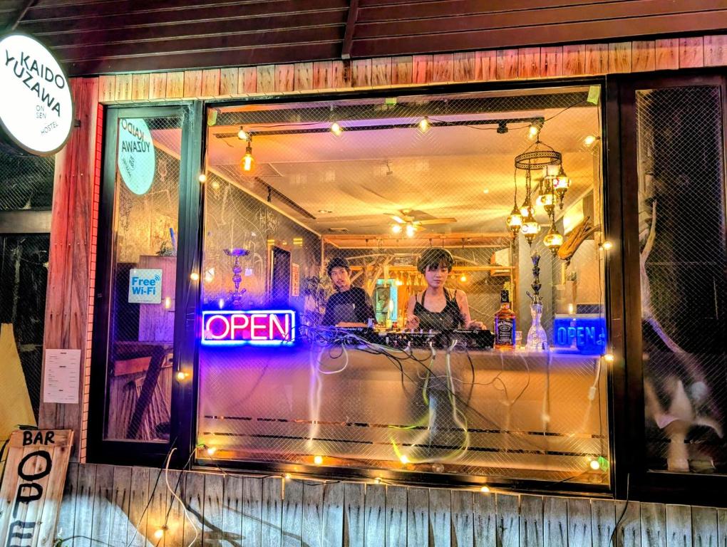 El lounge o bar de Kaido Yuzawa Onsen Hostel