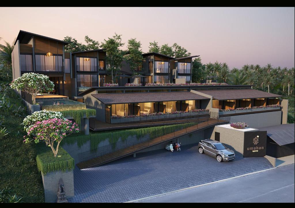 un grande edificio con un'auto parcheggiata di fronte di Umahan Ubud ad Ubud