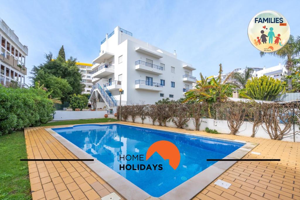 una casa con piscina delante de un edificio en #290 Families Only - Choro Azul by Home Holidays, en Vale de Pedras