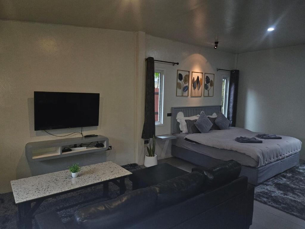 Ένα ή περισσότερα κρεβάτια σε δωμάτιο στο Tropical Hideaway Close to the Beach