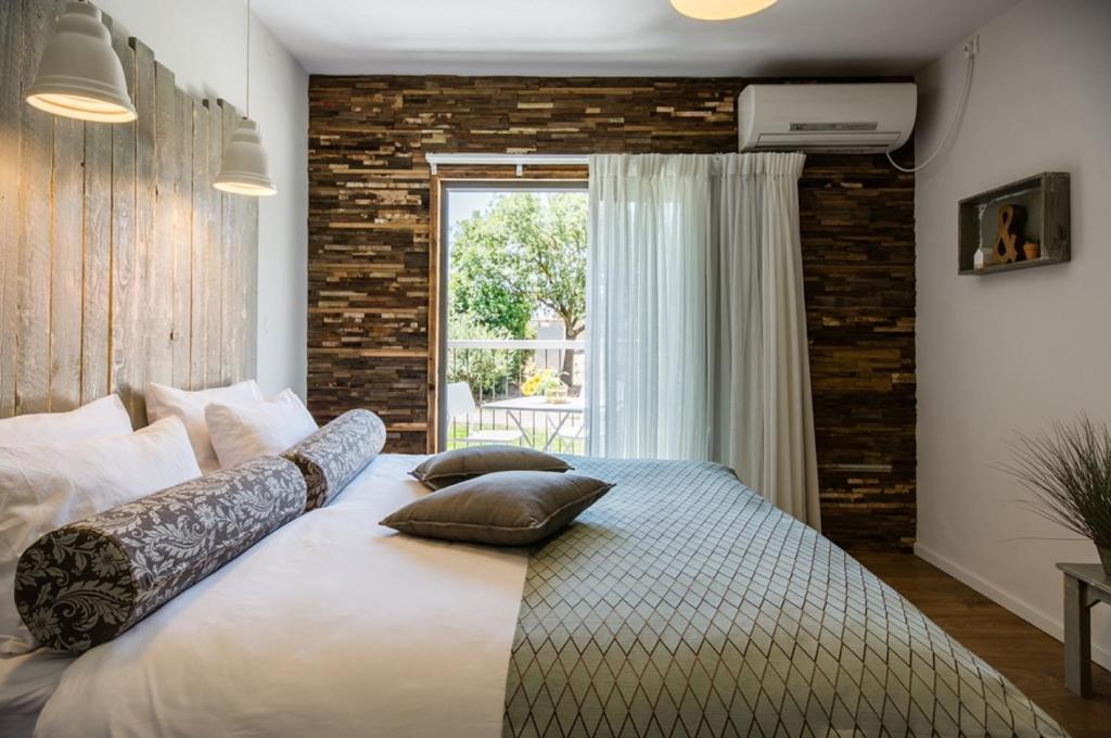 Postel nebo postele na pokoji v ubytování Ein Zivan Village Resort