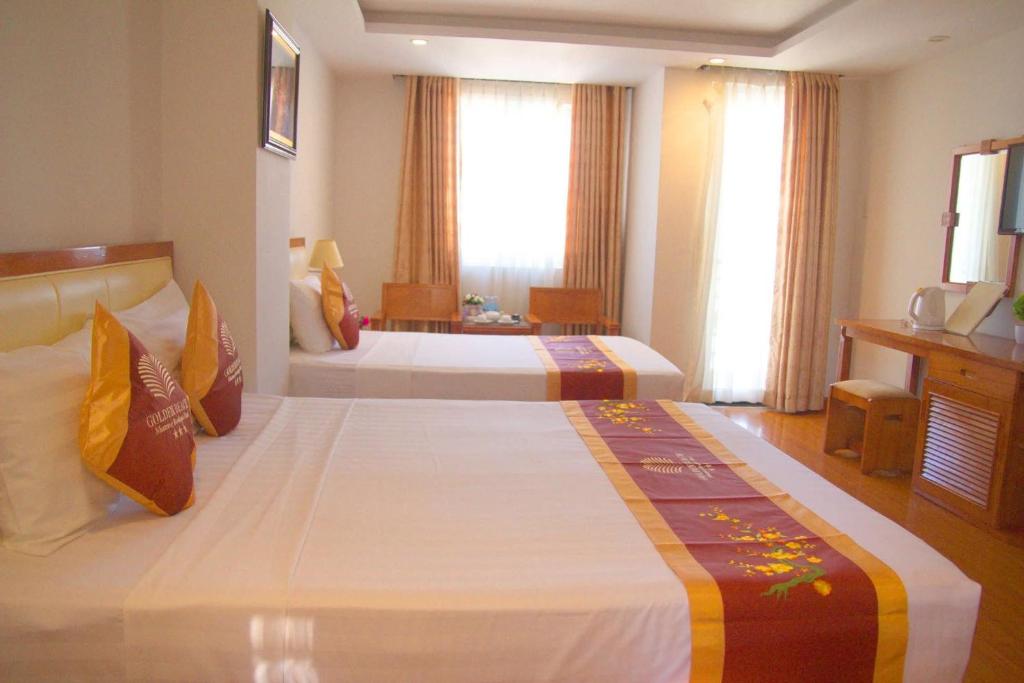 Giường trong phòng chung tại Khách sạn Golden Beach Nha Trang