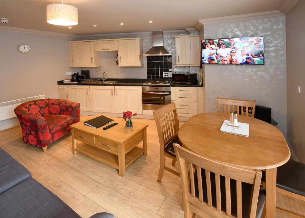 The Queens Hotel & Victoria Cloisters Apartments - Resim 10