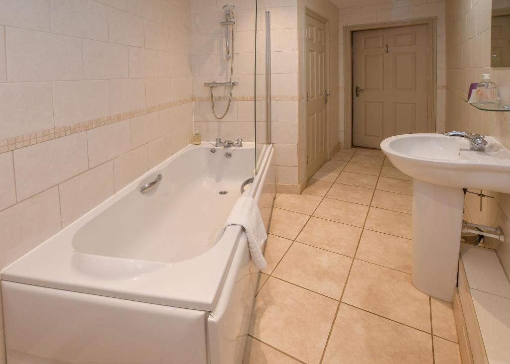 The Queens Hotel & Victoria Cloisters Apartments - Resim 7