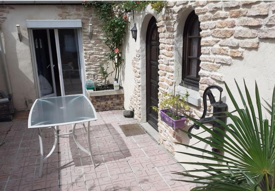 ein silberner Stuhl vor einem Gebäude in der Unterkunft maison avec patio in Grand-Fort-Philippe