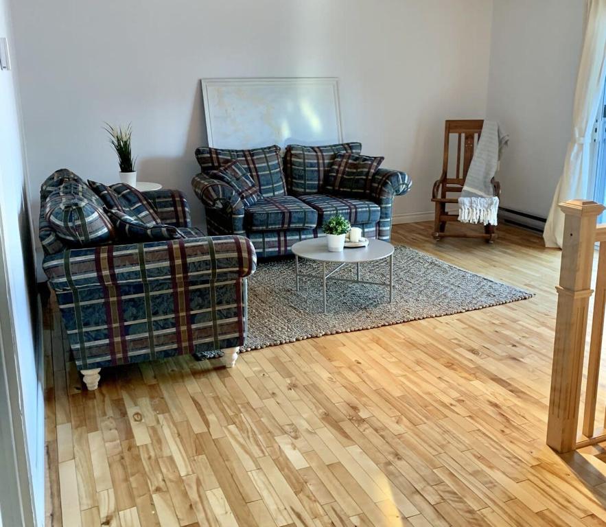 Posezení v ubytování A Peaceful Waterfront Escape - La Perle du Lac