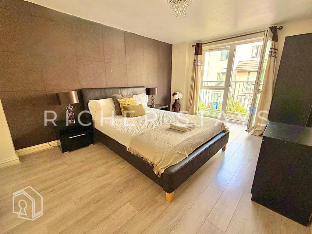 Ένα ή περισσότερα κρεβάτια σε δωμάτιο στο Modern 4BR Home in Grays