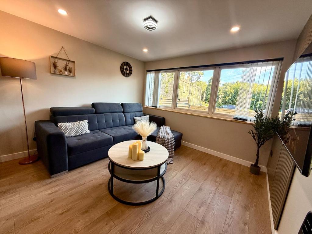 Posezení v ubytování Detached Modern Flat 8 Min Walk to Pudsey Station